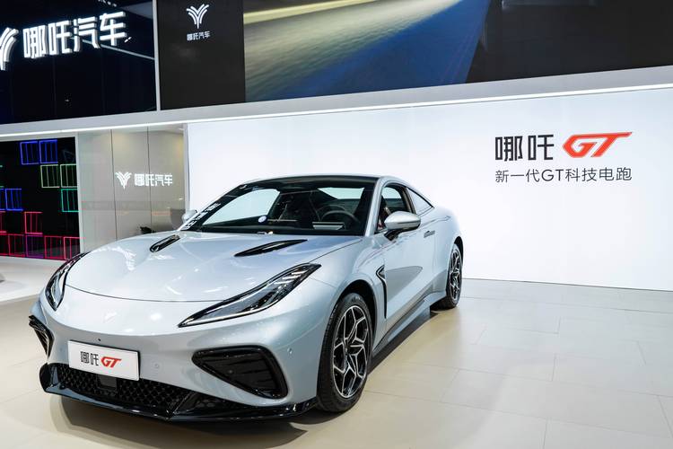 成都175哪吒汽车在智能汽车领域的表现，领途汽车在新能源汽车市场中的影响力